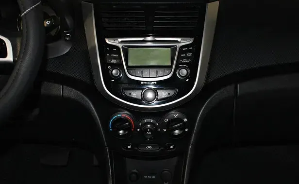 Hyundai Solaris, I — фото 9