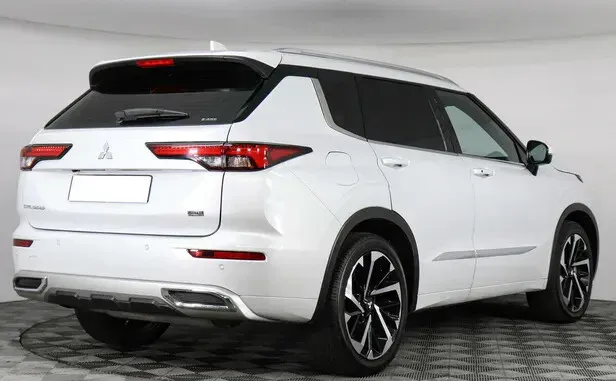 Mitsubishi Outlander, IV — фото 2