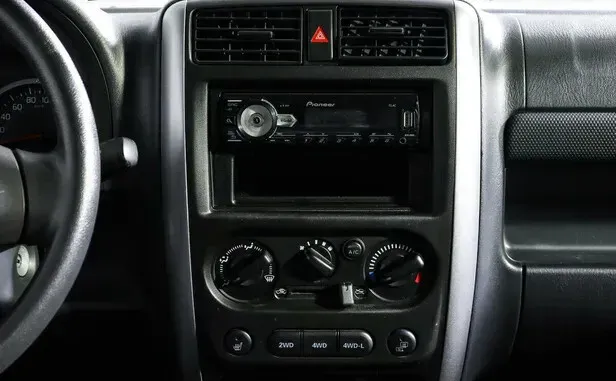 Suzuki Jimny, III Рестайлинг 2 — фото 8